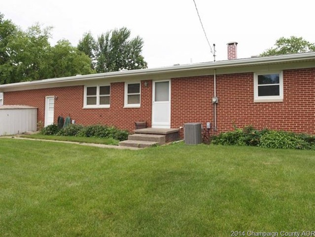 910 Holiday Dr, Champaign, IL 61821 photo 2