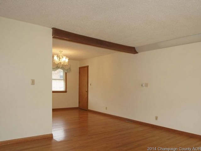 910 Holiday Dr, Champaign, IL 61821 photo 4
