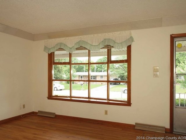 910 Holiday Dr, Champaign, IL 61821 photo 3
