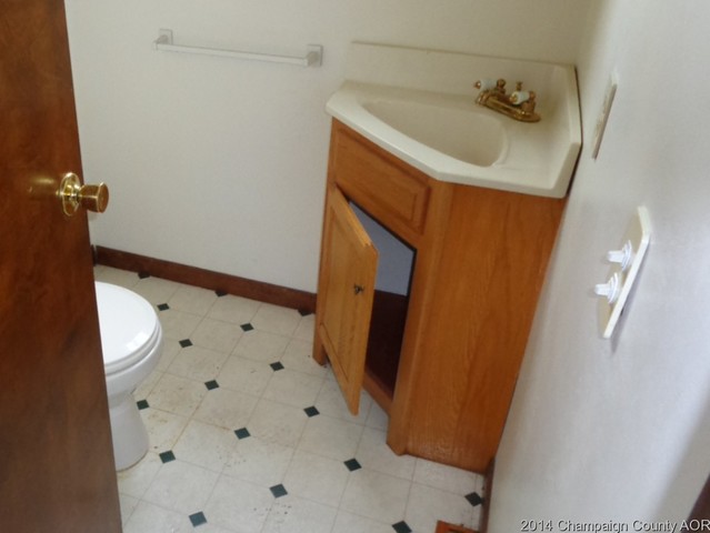 362 W Maple St, Canton, IL 61520 photo 12