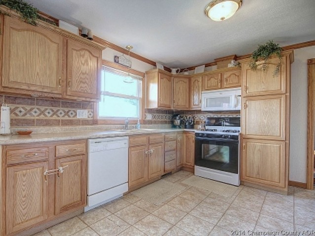 10 Bennett Dr, Monticello, IL 61856 photo 8