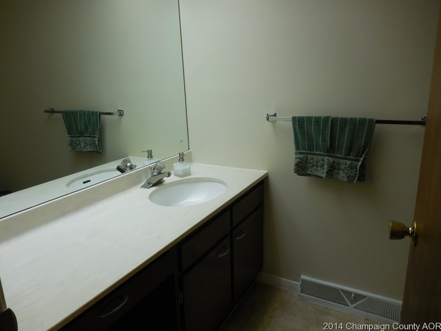 2006 Crescent Dr, Champaign, IL 61821 photo 8