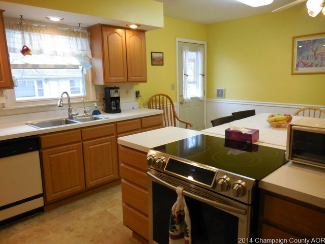 2006 Crescent Dr, Champaign, IL 61821 photo 6