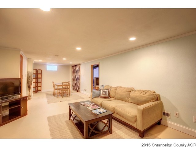 2009 Broadmoor, Champaign, IL 61821 photo 9