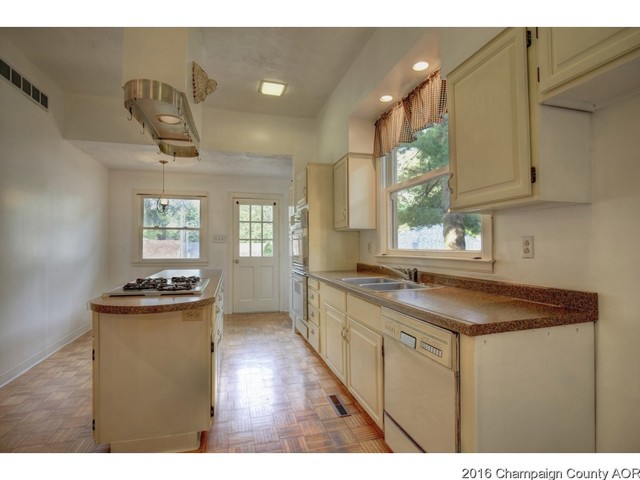 210 E Bond St, Monticello, IL 61856 photo 2