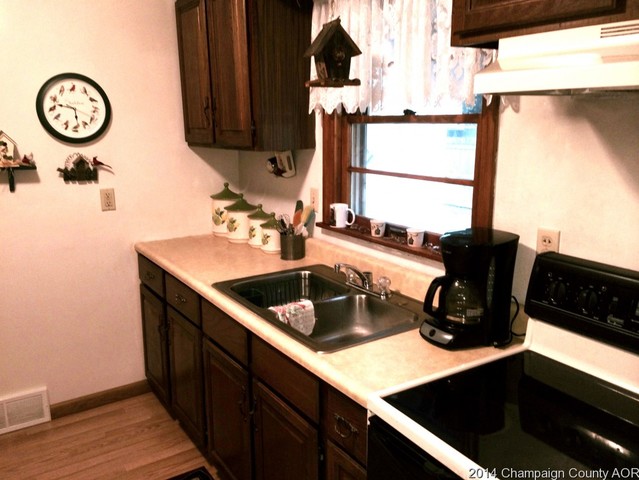 105 W Main, Sidney, IL 61877 photo 2