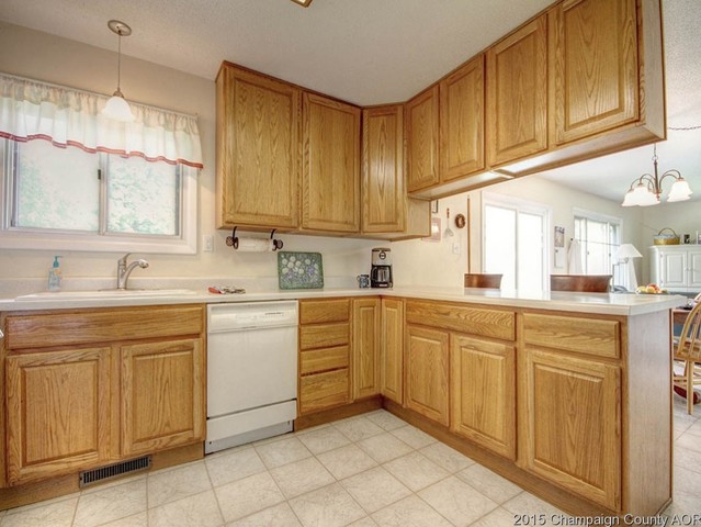 1808 S Crescent Dr, Champaign, IL 61821 photo 12