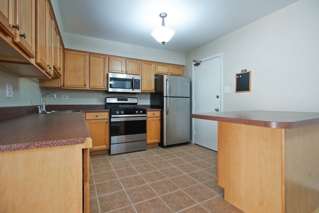 8924 Kenneth Dr #2E, Des Plaines, IL 60016 photo 2