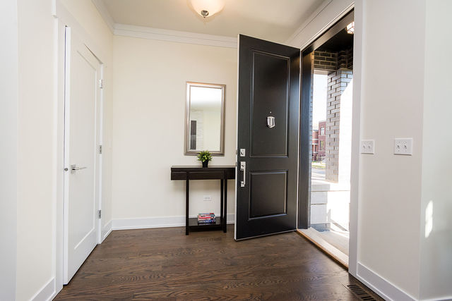 4626 S Champlain Ave, Chicago, IL 60653 photo 2