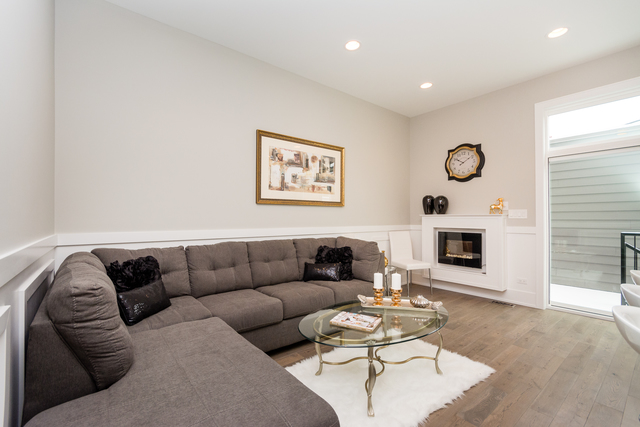 1025 E 43rd St, Chicago, IL 60653 photo 9