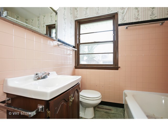 615 Addison St, Elgin, IL 60120 photo 8