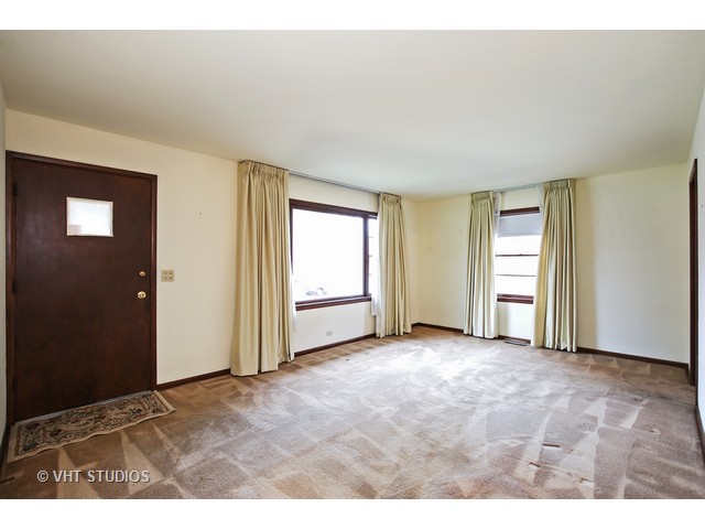 615 Addison St, Elgin, IL 60120 photo 2