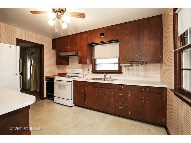 615 Addison St, Elgin, IL 60120 photo 3