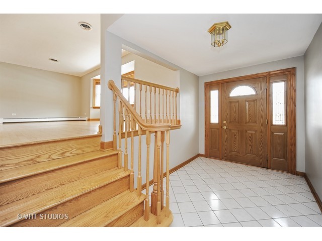 1086 Crimson Dr, Wheeling, IL 60090 photo 2