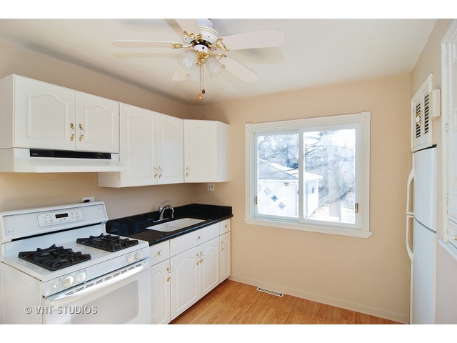 209 E Burlington St, Riverside, IL 60546 photo 6