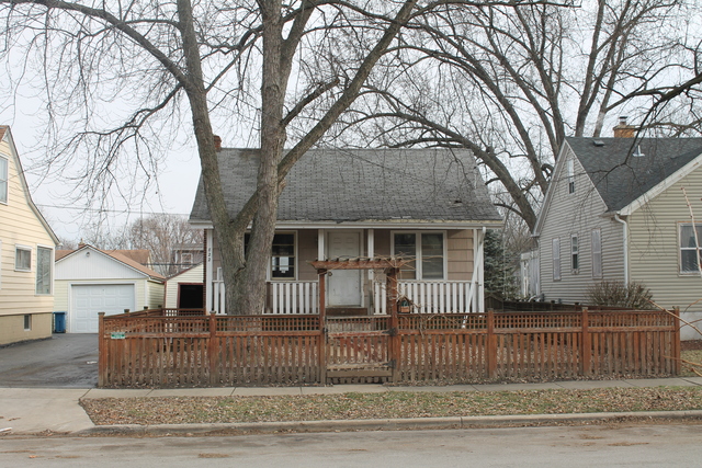822 Bangs St, Aurora, IL 60505 photo 1