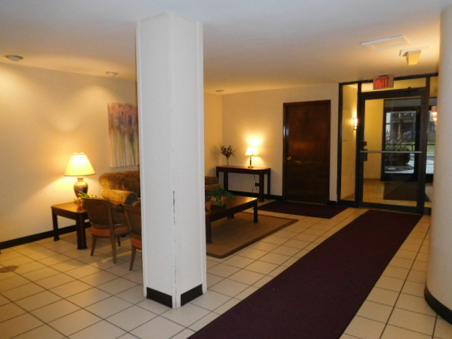 1500 Harbour Dr #1B, Wheeling, IL 60090 photo 2