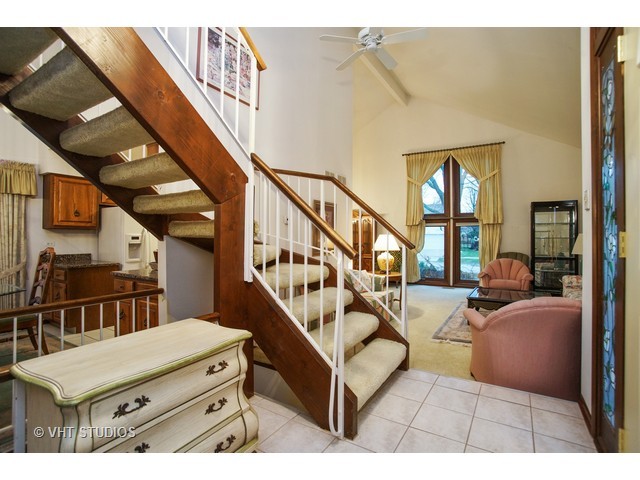 438 Simone Dr, Des Plaines, IL 60016 photo 2
