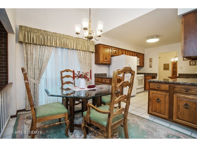 438 Simone Dr, Des Plaines, IL 60016 photo 9