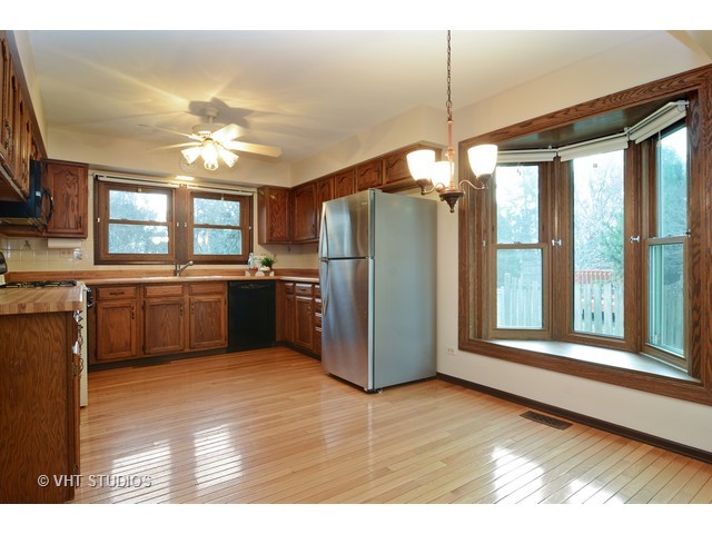 4325 Lombardy Ln, Hoffman Estates, IL 60192 photo 2