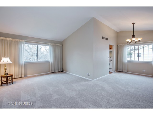 60 Willow Cir, Cary, IL 60013 photo 2