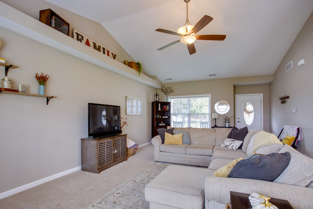 910 E Newkirk St, Tuscola, IL 61953 photo 6