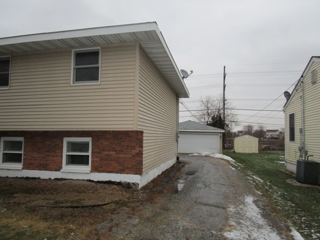 1908 Oak Dr, Mchenry, IL 60050 photo 2