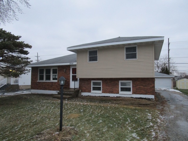 1908 Oak Dr, Mchenry, IL 60050 photo 1