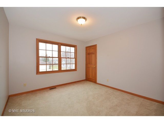 525 Maple Ave, Elburn, IL 60119 photo 8