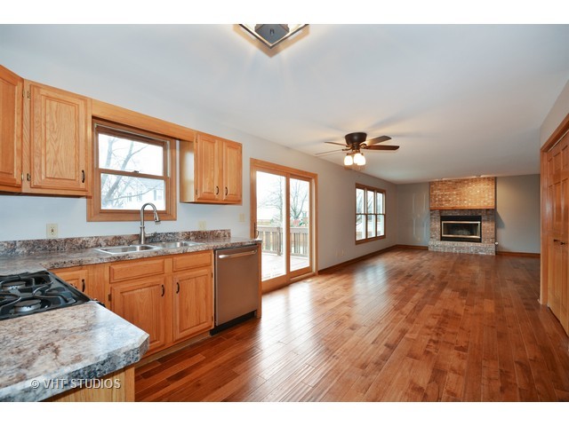 525 Maple Ave, Elburn, IL 60119 photo 2