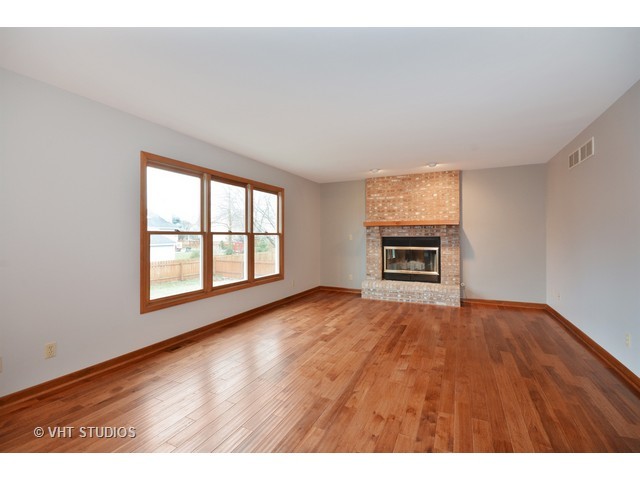 525 Maple Ave, Elburn, IL 60119 photo 4