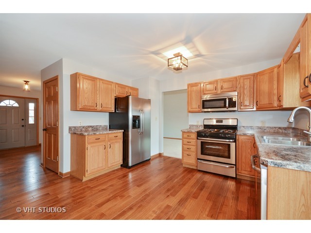 525 Maple Ave, Elburn, IL 60119 photo 3