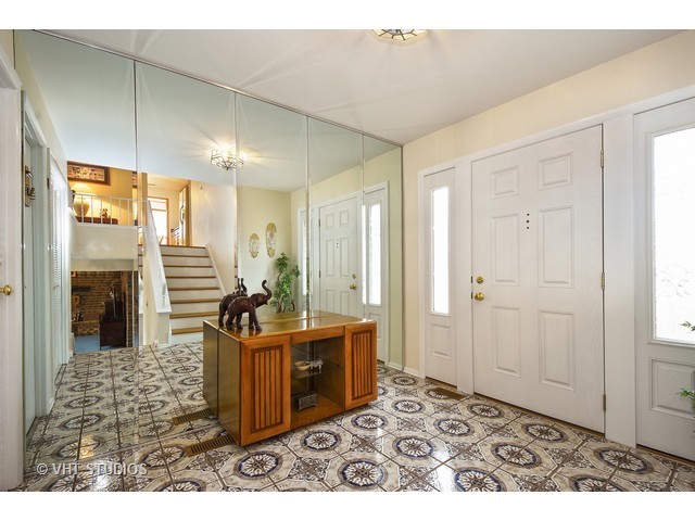 1625 Pierce Rd, Hoffman Estates, IL 60169 photo 2