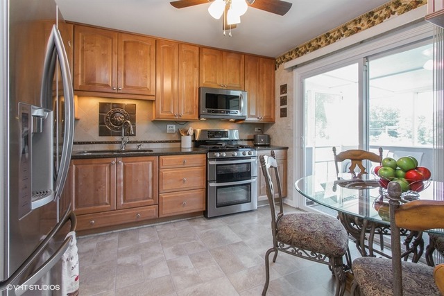 1680 Castaway Ln, Hoffman Estates, IL 60192 photo 4
