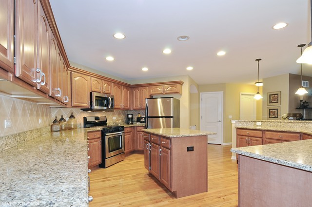 12102 Winterberry Ln, Plainfield, IL 60585 photo 3