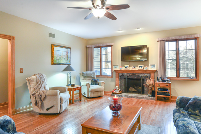 669 Golfers Ln, Bartlett, IL 60103 photo 4