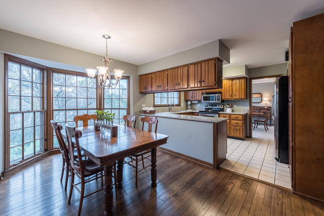 2203 Stonegate Ln, Wheaton, IL 60189 photo 8
