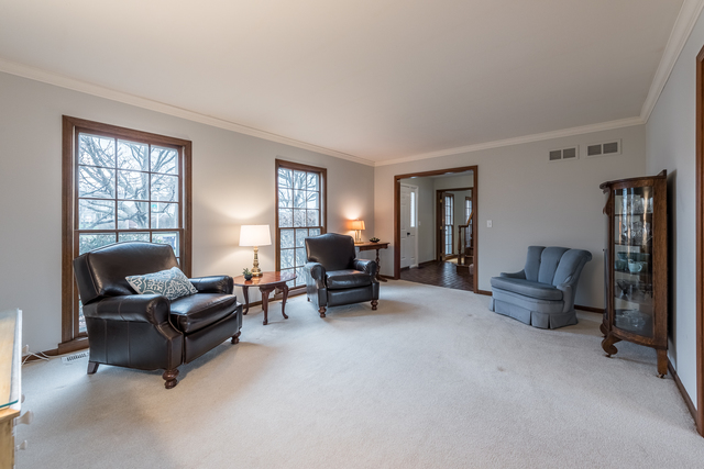 2203 Stonegate Ln, Wheaton, IL 60189 photo 3