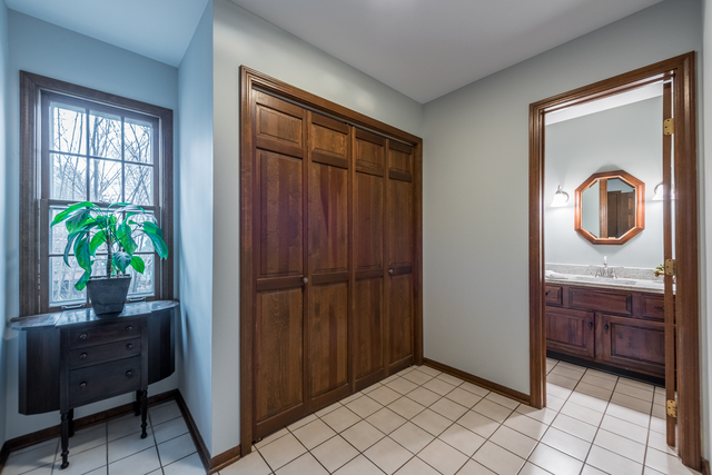 2203 Stonegate Ln, Wheaton, IL 60189 photo 12
