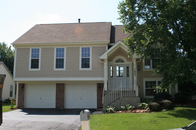 1097 Clover Hill Ln, Elgin, IL 60120 photo 1