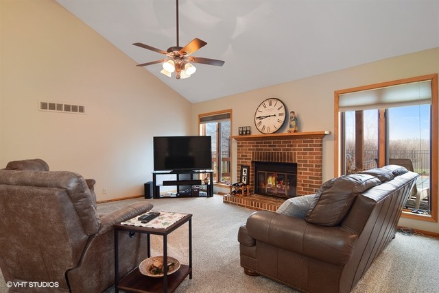 742 Braintree Ln E, Bartlett, IL 60103 photo 3