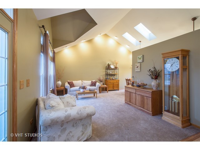 631 Hackberry Ln, Algonquin, IL 60102 photo 2