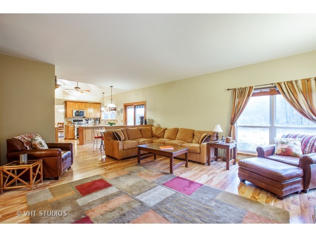 631 Hackberry Ln, Algonquin, IL 60102 photo 8