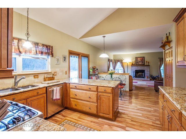 631 Hackberry Ln, Algonquin, IL 60102 photo 9