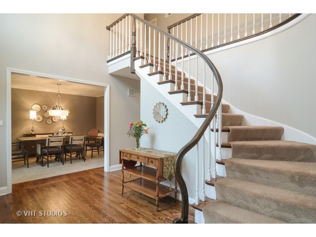890 Summit Dr, Deerfield, IL 60015 photo 2