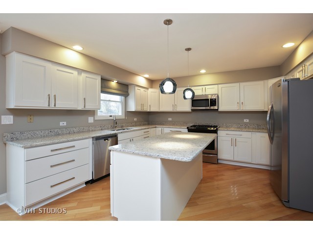 1118 Barber Ct, West Dundee, IL 60118 photo 2