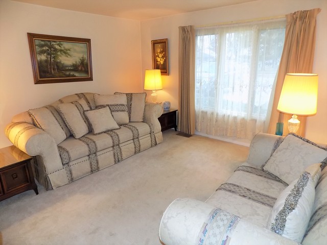 239 W Manchester Dr, Wheeling, IL 60090 photo 2