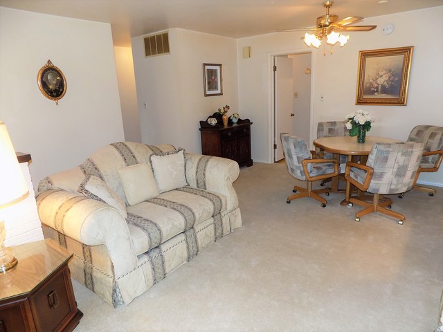 239 W Manchester Dr, Wheeling, IL 60090 photo 4