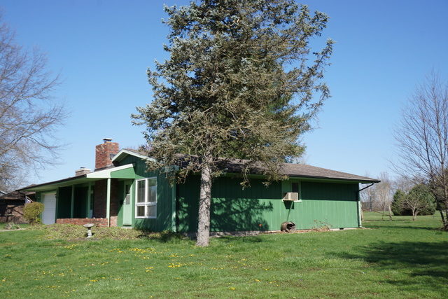 301 Cherokee Dr, Georgetown, IL 61846 photo 2