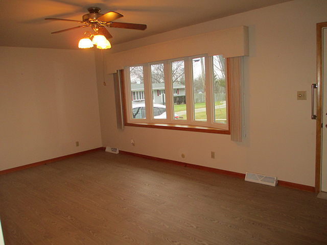 1521 Chambers Ave, Peru, IL 61354 photo 2